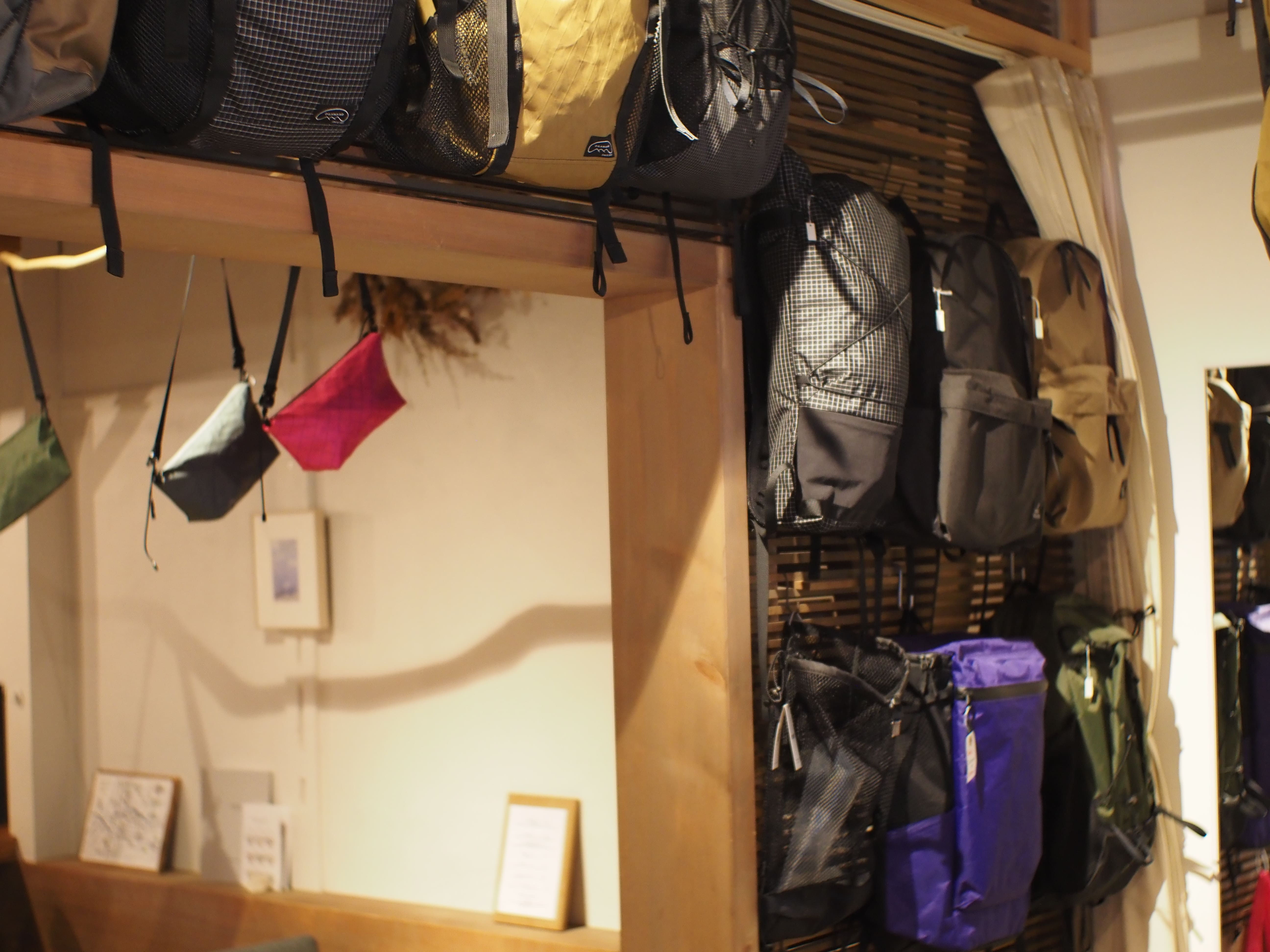 棚に並んだ様々な山用品